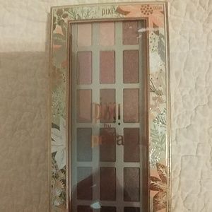 Trade! Petra matte and metallic eyeshadow pallet